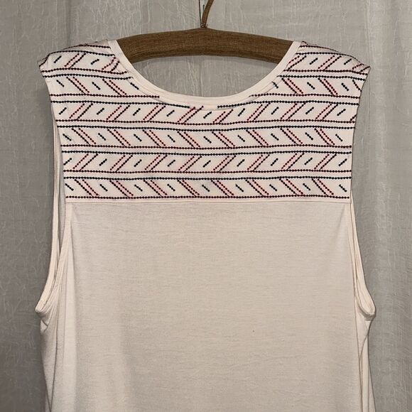 ON L Ivory Red Burgundy Navy Embroidered Sleeveless Scoop High Low Tank Top - Picture 4 of 11